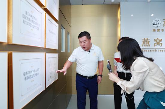 图:李有泉向直播间粉丝展示燕之屋研发实力