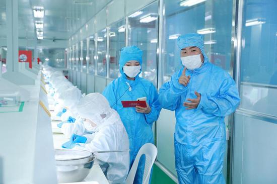 图:李有泉进入燕之屋挑拣车间向粉丝介绍挑拣工艺
