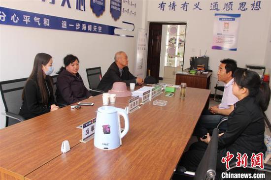 图为兴和庄社区“老街坊”调解室进行面对面调解。(资料图)