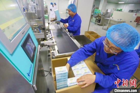 甘肃陇神戎发药业股份有限公司工作人员正在生产车间里包装药品。
