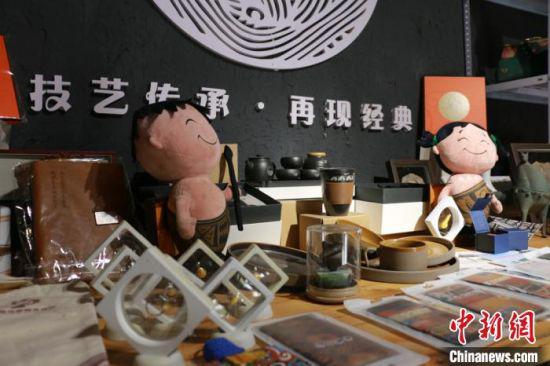 图为临洮县马家窑文创产品展示。 张婧 摄