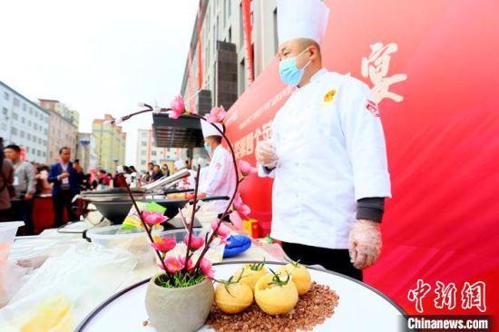 10月18日,中国庆阳宁县“人类第四个苹果”品牌发布暨产销对接会开幕。图为厨师制作的苹果宴菜品。 高展 摄