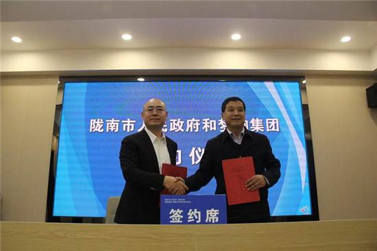 (图注:梦饷集团副总裁章弛【左】与陇南市人民政府副市长 李逢春【右】)