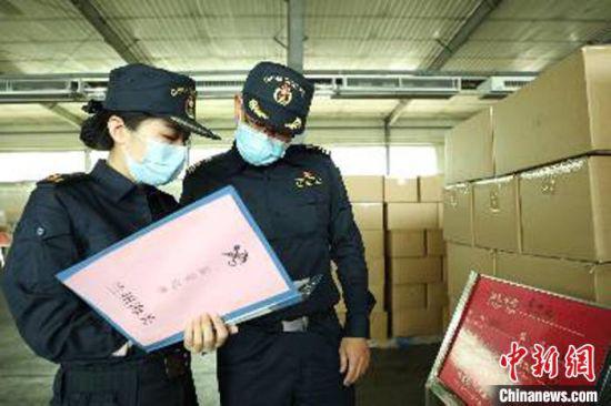图为兰州海关工作人员现场监管出口种子。(资料图) 兰州海关供图