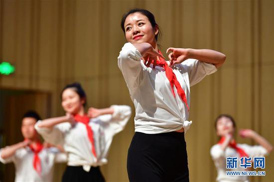 10月29日,舞蹈教师在结业展示上表演。 新华社记者 陈斌 摄