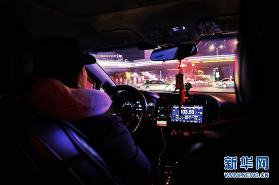 1月7日,兰州市一位网约车司机正在深夜工作。新华网(刘欣瑜 摄)