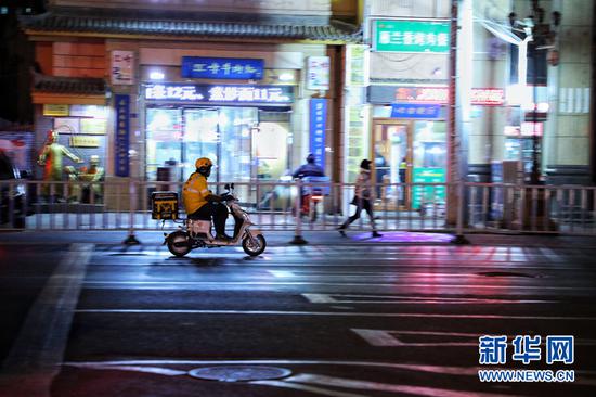 1月7日,甘肃省兰州市一位外卖小哥正在严寒中送餐。新华网(刘欣瑜 摄)