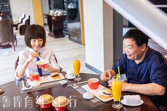 图:曹德旺与鲁豫共进午餐,品尝燕之屋· 碗燕