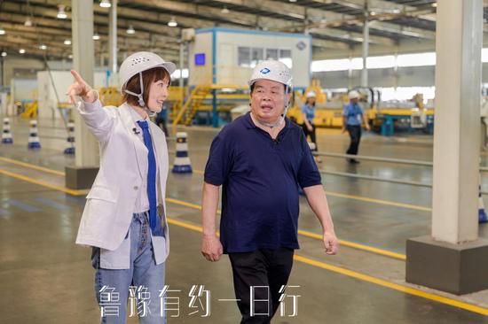 图:曹德旺带领鲁豫探访福耀集团总部工厂