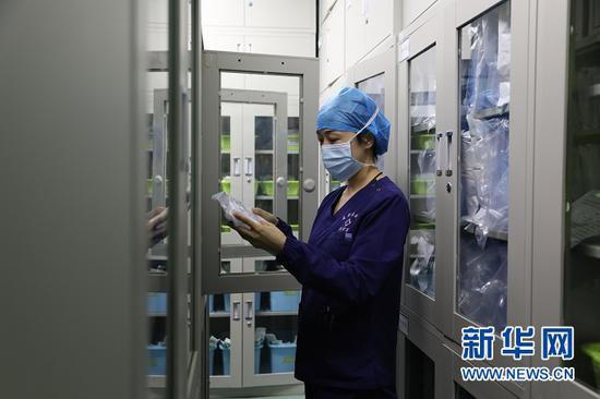 3月19日,周馨瑜在甘肃省肿瘤医院麻醉手术科工作。新华社记者 马莎 摄