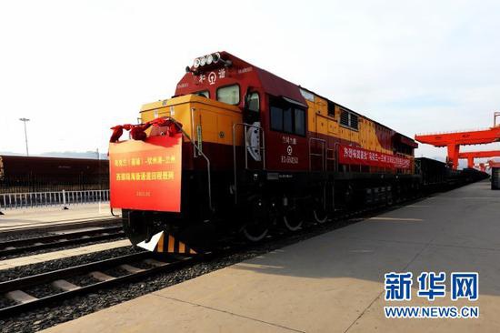 首列“陆海新通道”玉米专列运抵甘肃(兰州)国际陆港(1月20日摄)。新华社发