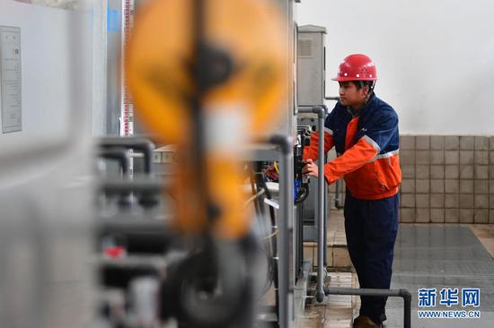 4月8日,兰州新区化工园区污水处理厂工作人员在车间内检查调试设备。新华社记者 陈斌 摄
