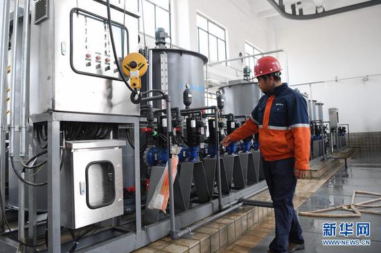 4月8日,兰州新区化工园区污水处理厂工作人员在车间内检查调试设备。新华社记者 陈斌 摄