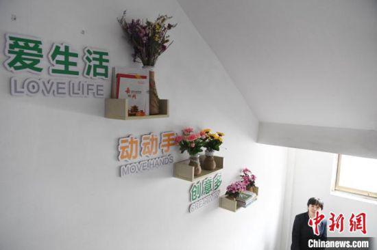 图为祁连社区引导居民自发参与打造特色楼道。 杨艳敏 摄