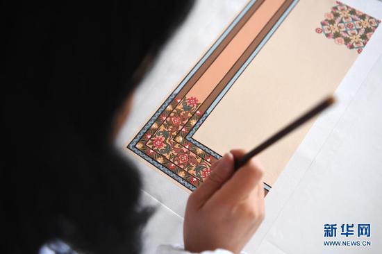 黄晶蓉在画板上给天水丝毯的设计小稿上色(4月12日摄)。新华社记者 陈斌 摄