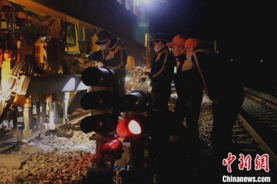 4月19日凌晨1时25分,中国铁路兰州局集团有限公司兰新线第一阶段集中修拉开序幕。 俱娜 摄