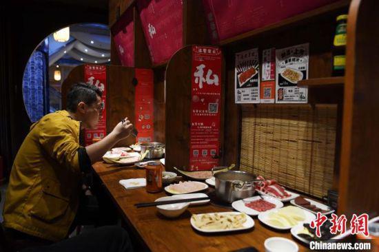 图为兰州推出的“一人食”私享火锅,吸引市民品尝。(资料图) 杨艳敏 摄