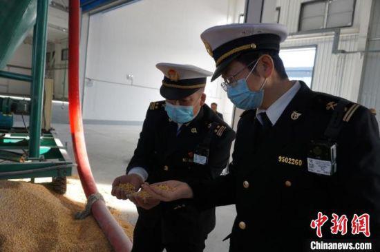 图为兰州海关人员监管进出口货物。(资料图) 兰州海关供图