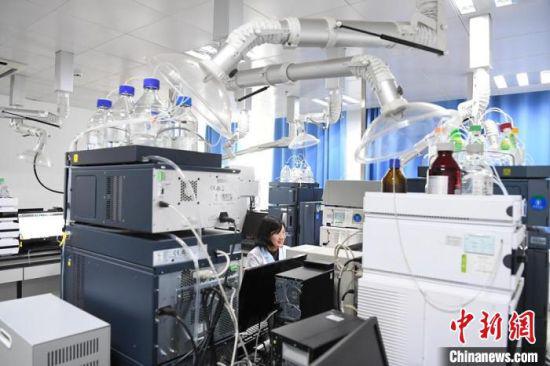 图为4月中旬,甘肃省药品检验研究院中成药检验研究室。 杨艳敏 摄