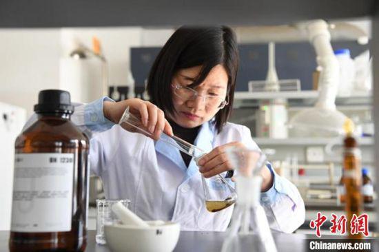 图为4月中旬,检验员对药品进行抽样检验。 杨艳敏 摄