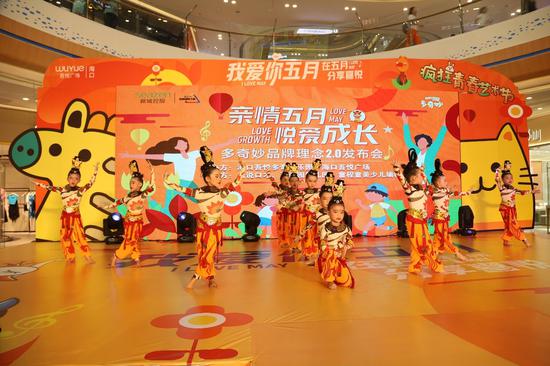 图为海口站发布会舞蹈表演。