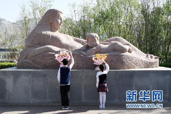 5月9日,兰州市七里河区学生代表给“黄河母亲”献花。新华社记者 范培珅 摄
