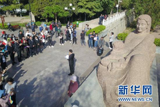 这是5月9日拍摄的重访“黄河母亲”活动现场。新华社记者 范培珅 摄