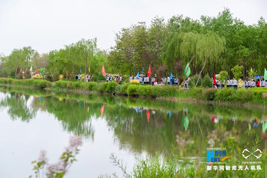 5月10日,健走队伍在甘肃省张掖市芦水湾生态景区穿行。新华网发 (成学磊 摄)