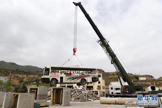 在兰州国家陆地搜寻与救护基地,武警甘肃总队机动支队战士进行起重机吊装作业训练(5月10日摄)。新华社记者 范培珅 摄