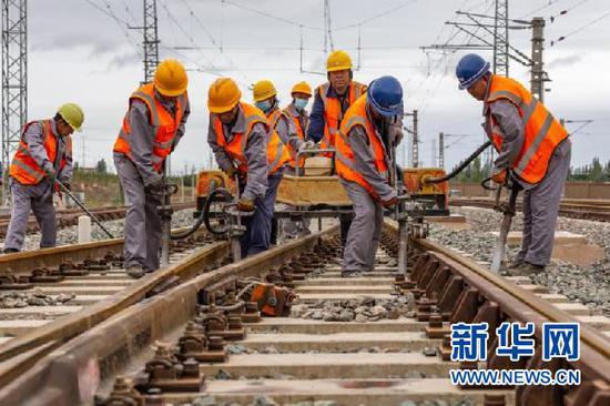 对运维线路进行维修。(采访对象供图)