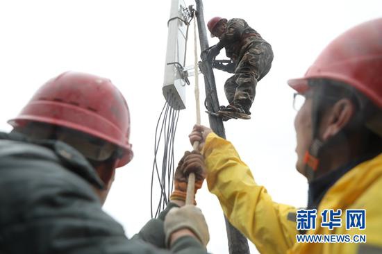 工作人员正在安装拉远基站设备(5月15日摄)。新华社记者张睿 摄