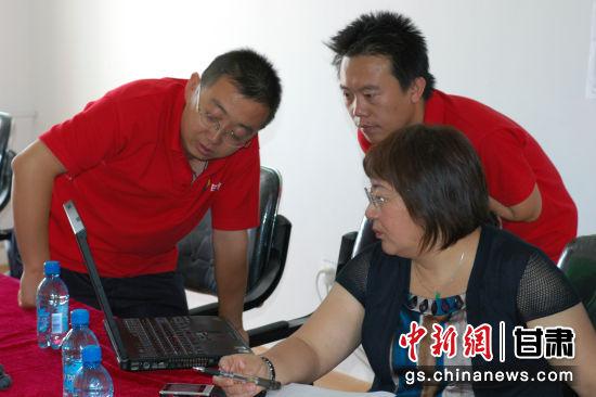 2009年,李红检查甘肃平定高速公路项目施工。(资料图)