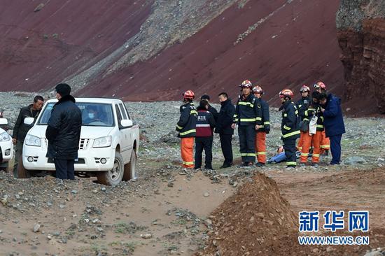 5月23日,救援人员准备进入事发区域搜救失联人员。新华社记者 范培珅 摄