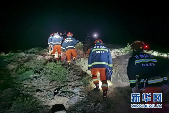 5月23日凌晨,消防救援人员搜救失联人员。新华社发(黄河石林山地马拉松百公里越野赛失联救援指挥部供图)