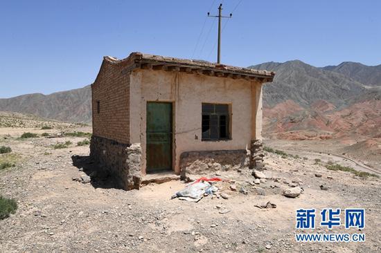 这是5月24日拍摄的参加甘肃白银市景泰第四届黄河石林山地马拉松百公里越野赛的选手躲避恶劣天气的一处废弃房屋。新华社记者 范培珅 摄