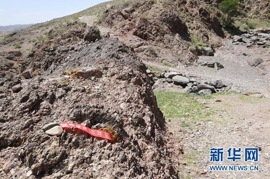 这是5月24日拍摄的甘肃景泰第四届黄河石林山地马拉松百公里越野赛的CP2至CP3赛段沿途。新华社记者 范培珅 摄