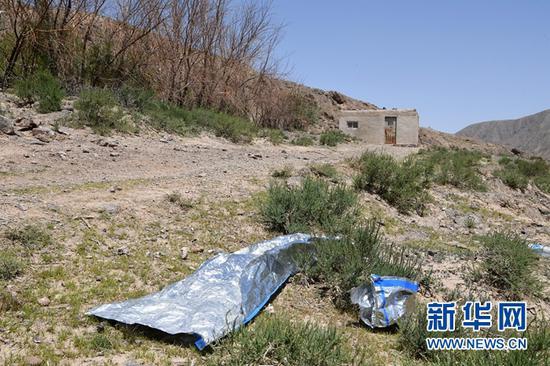 这是5月24日拍摄的甘肃白银市景泰第四届黄河石林山地马拉松百公里越野赛的CP2至CP3赛段沿途。新华社记者 范培珅 摄