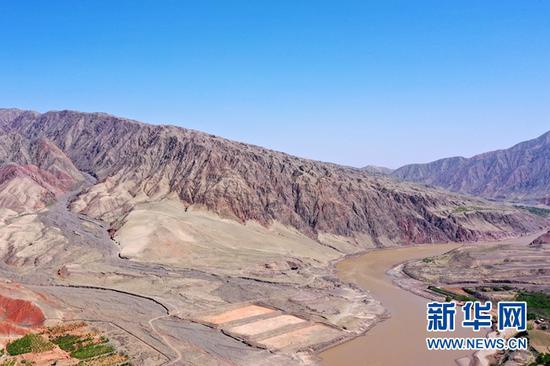 这是5月24日拍摄的甘肃景泰第四届黄河石林山地马拉松百公里越野赛的CP2至CP3赛段部分山体(无人机照片)。新华社记者 范培珅 摄