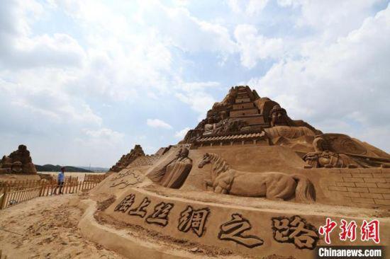 甘肃旅游资源丰富。图为兰州新区的大型沙雕作品吸引游客。(资料图) 魏建军 摄