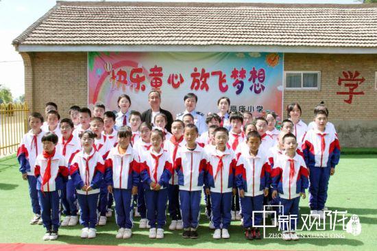 图为庆城县税务局在葛崾岘办事处高庙小学开展爱心进校园慰问贫困儿童活动。