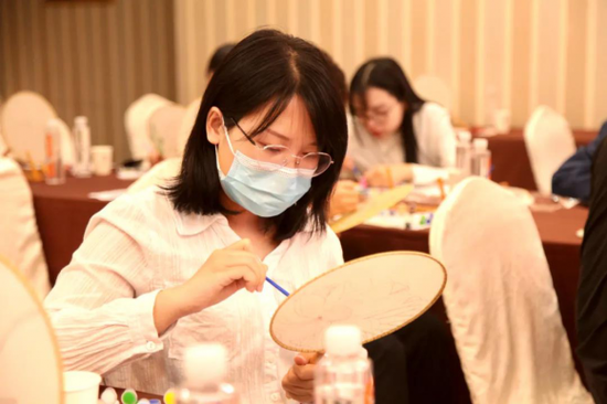 现场画团扇