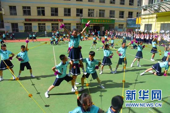 图为静宁路教育集团正宁路小学皮筋操项目展演活动现场。(兰州市城关区教育局供图)