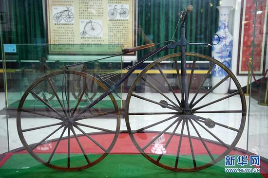 这是在甘肃三木自行车博物馆拍摄的1816年产自德国的“走路机”(6月2日摄)。新华社记者 范培珅 摄
