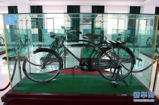 这是在甘肃三木自行车博物馆拍摄的1903年产自日本的飞鹰自行车(6月2日摄)。新华社记者 范培珅 摄