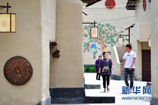 在甘肃省陇南市康县长坝镇福坝村村民在交谈(5月20日摄)。新华社记者 陈斌 摄