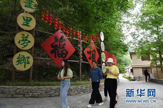 游客在甘肃省陇南市康县长坝镇福坝村游览(5月20日摄)。新华社记者 陈斌 摄