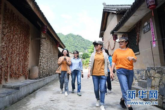 游客在甘肃省陇南市徽县嘉陵镇稻坪村游览(5月19日摄)。新华社记者 陈斌 摄
