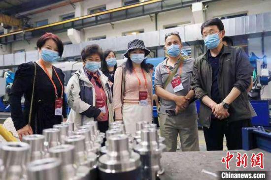图为来自10个国家11家媒体人走进兰州高新区。 高展 摄