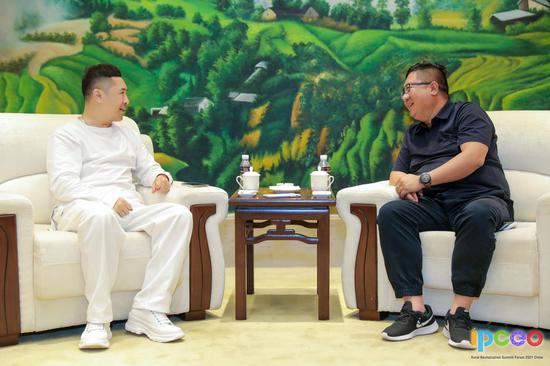 姜鹏在接受中国民贸融媒体中心联席主任郑长宁采访