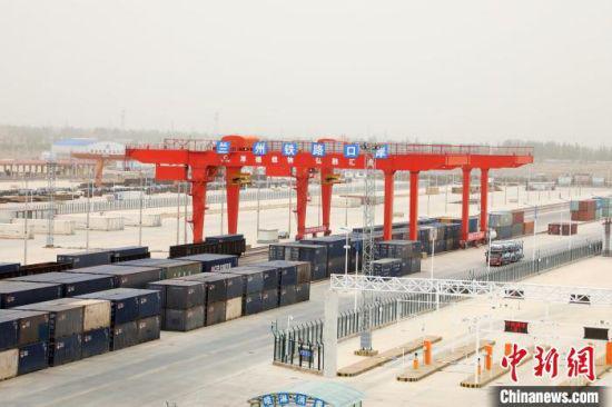 图为位于兰州新区中川北站物流园的兰州铁路口岸。 魏建军 摄